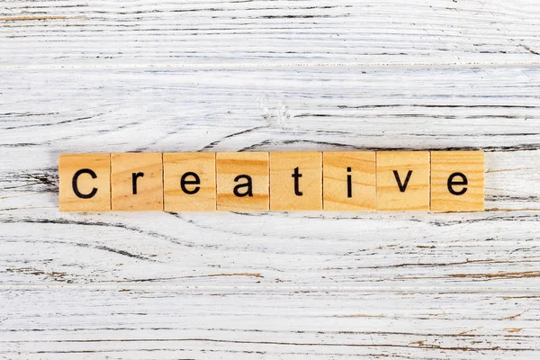 La parola CREATIVE fatta di lettere su blocchi di legno — Foto Stock