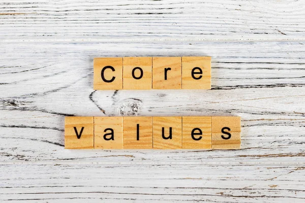 Alapvető értékeket word készült fa tömb koncepció — Stock Fotó