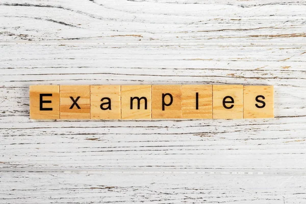 Слово EXAMPLES, сделанное из деревянных блоков — стоковое фото