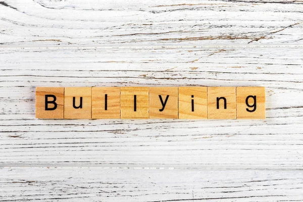 Tahta bloklar kavramı ile yapılan kelime zorbalık