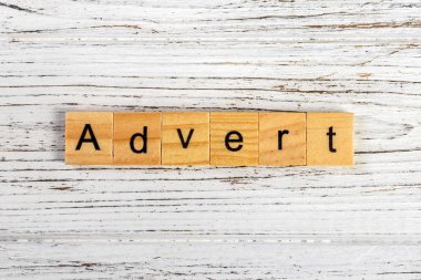 Tahta bloklar kavramından yapılmış ADVERT kelimesi