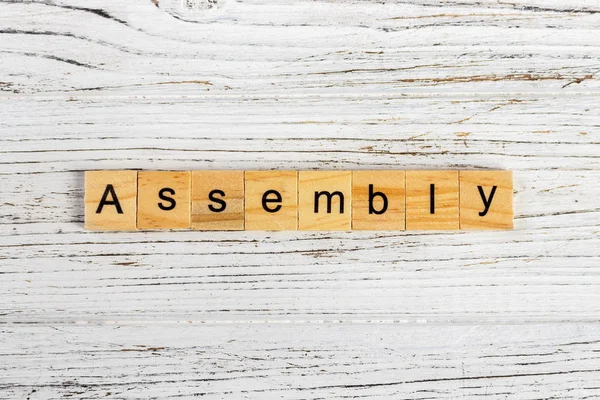 Tahta bloklar kavramı ile yapılan Montaj kelime