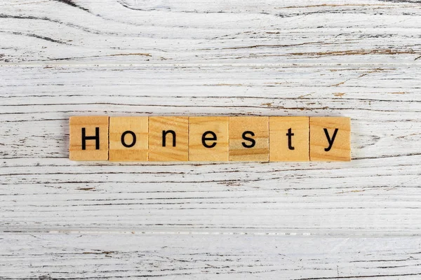 Слова HONESTY сделаны из деревянных блоков — стоковое фото