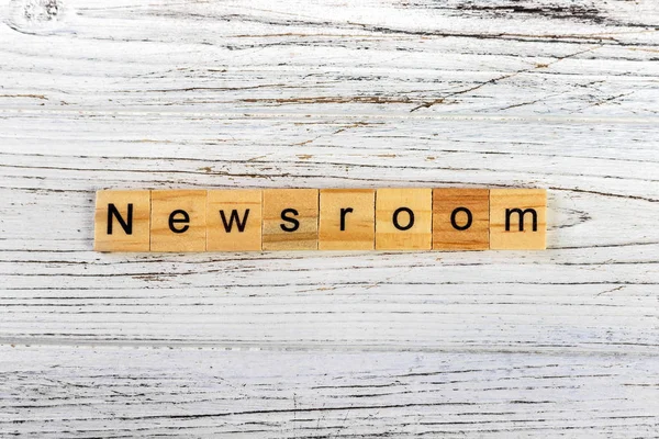 NEWSROOM palabra hecha con concepto de bloques de madera — Foto de Stock