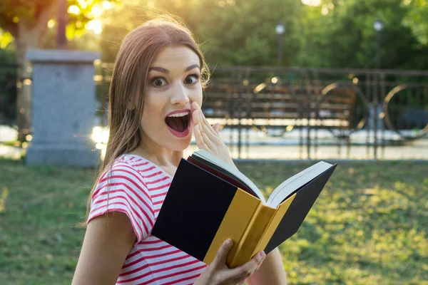 Geniş açık gözlü güzel bir sürpriz kız closeup portresi. İnsani duygular yüz ifadesi duygu tepki