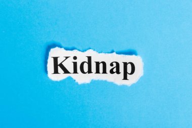 Kağıt üzerinde metin kaçırırlar. Word bir kağıt parçası üzerinde kaçırırlar. Kavram görüntü.