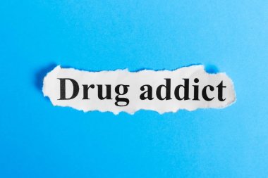 Kağıt üzerinde uyuşturucu bağımlısı metin. Uyuşturucu bağımlısı bir kağıt parçası üzerinde kelime. Kavram görüntü.