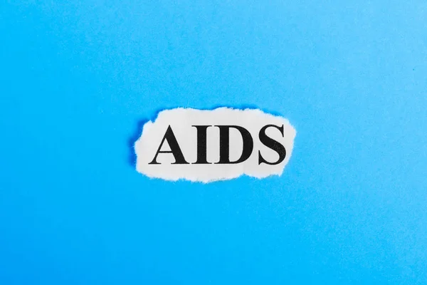 Texto sobre SIDA no papel. Palavra AIDS em um pedaço de papel. Imagem de conceito . — Fotografia de Stock