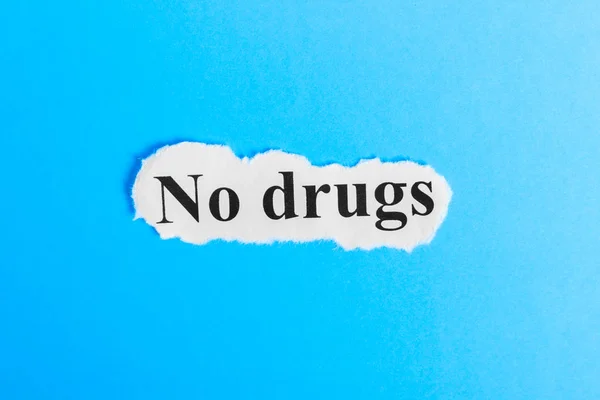 Никаких сообщений о наркотиках на бумаге. Слово останавливает наркотики на клочке бумаги. Изображение . — стоковое фото