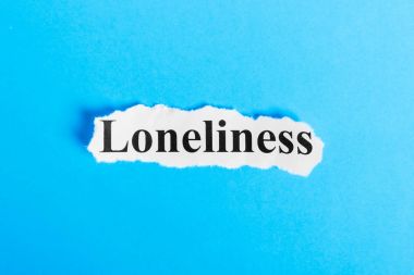 kağıt üzerinde yalnızlık metin. Bir kağıt parçası üzerinde kelime yalnızlık. Kavram görüntü.