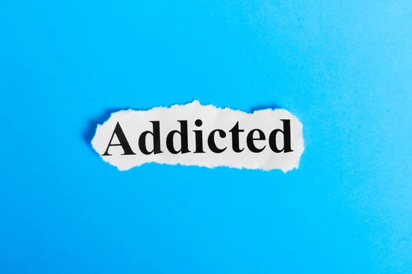 Texto de adicción en papel. Word Addiction en un pedazo de papel. Imagen conceptual . — Foto de Stock