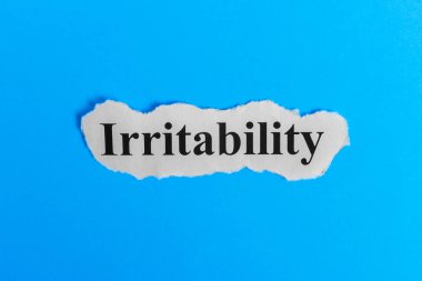 Kağıt üzerinde irritabl metin. İrritabl Word bir kağıt parçası üzerinde. Kavram görüntü. İrritabl Sendromu