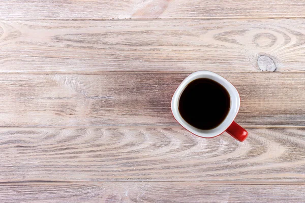 木製ヴィンテージ テーブルの赤いカップにコーヒーのトップ ビュー — ストック写真
