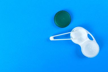 Kontakt lensler için aksesuarlar: Konteyner, cımbız. Mavi arka plan