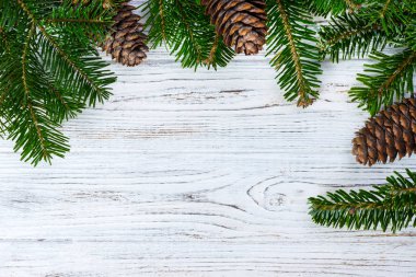 Noel ağacı dalları ile koni Beyaz ahşap doku tasarımlarınız için hazır. Kış tatil arka plan