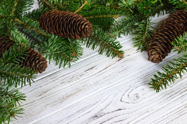 Köknar ağacı ahşap masa, Noel dekorasyon arka plan üzerinde çam kozalakları ile