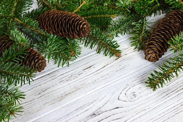 Köknar ağacı ahşap masa, Noel dekorasyon arka plan üzerinde çam kozalakları ile