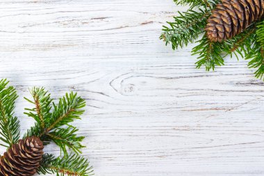 Ahşap arka plan üzerinde koniler ile Noel ağacı dalları