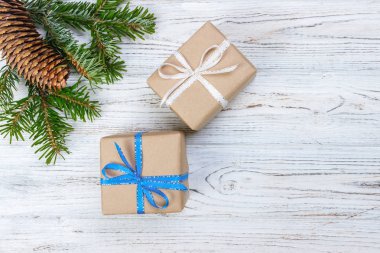 Noel hediye kutusu beyaz ahşap masa arka plan, Ladin şube, çam kozalakları, çerçeve, üstten görünüm, metin için yer