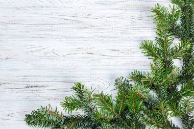 Tahtada süslemesi olan Noel ağacı