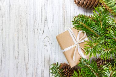 Noel Noel hediyesi çam dalları ile ahşap arka plan üzerinde arka plan. Noel ve mutlu yeni yıl kompozisyon. Üstten Görünüm