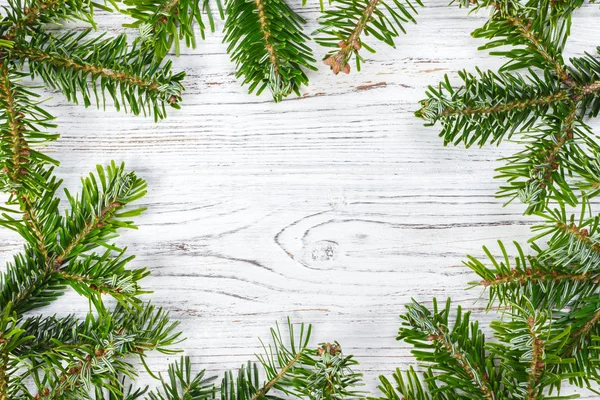 Noel çam yapılmış kare yuvarlak ağaç dalları eski ahşap tahta üzerinde. Metin için yer. Üstten Görünüm