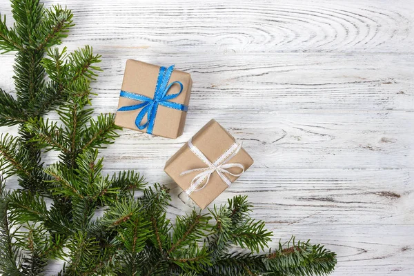 Presentes de Natal embrulhados em mesa de madeira rústica escura com cones de pinheiro e ramos de abeto. Com espaço de cópia para o seu texto — Fotografia de Stock