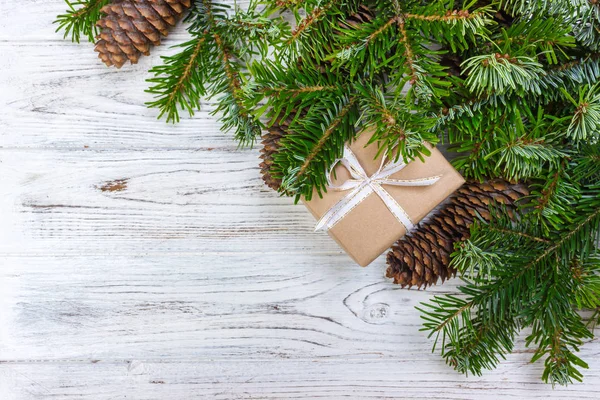 Noel Noel hediyesi çam dalları ile ahşap arka plan üzerinde arka plan. Noel ve mutlu yeni yıl kompozisyon. Üstten Görünüm