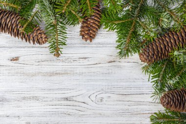 Noel arka plan. Köknar ağacı dalı çam kozalakları tahta masada. Metin için düz yatıyordu, yer