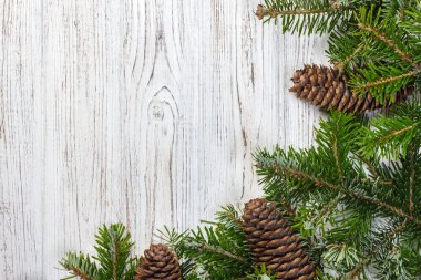 kozalaklar ahşap oyun tahtası ile Noel köknar ağacı