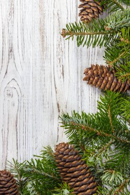 Noel arka plan. Köknar ağacı dalı çam kozalakları tahta masada. Metin için düz yatıyordu, yer