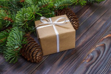 Noel kompozisyon. Noel hediyesi, örgü battaniye, çam kozalakları, çam dalları ahşap beyaz zemin üzerinde. Düz yatıyordu, en iyi görünümü