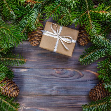 Noel kompozisyon. Noel hediyesi, örgü battaniye, çam kozalakları, çam dalları ahşap beyaz zemin üzerinde. Düz yatıyordu, en iyi görünümü