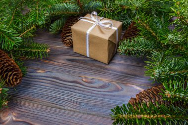 Noel ağacı hediye kutusu ve ahşap arka planda harfler için süslemeler.