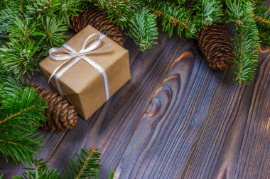 Ahşap arka plan, kopya alanı ile retro tarzı üzerinde Noel hediyeleri