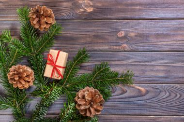 Köknar ağacı Noel süsleri ve hediye kutuları ahşap arka plan üzerinde