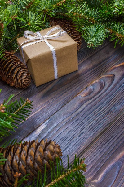 Caja de regalo con ramas de abeto sobre fondo de madera —  Fotos de Stock