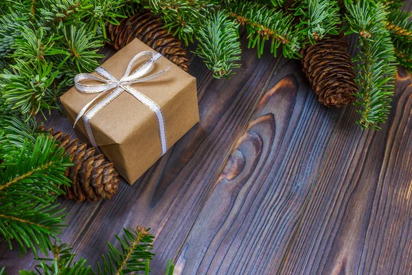 Ahşap arka plan, kopya alanı ile retro tarzı üzerinde Noel hediyeleri