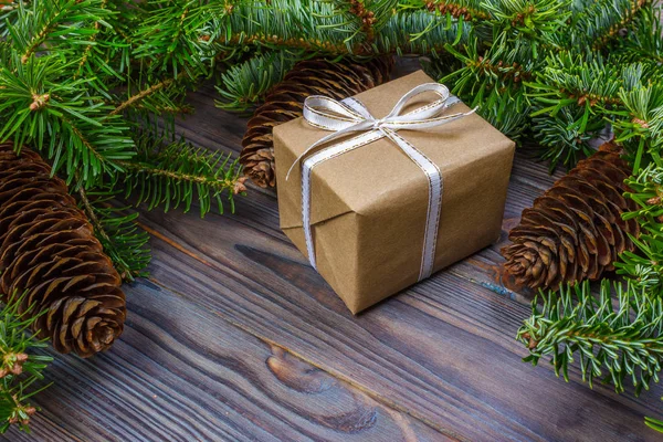 Caja de regalo de Navidad. Regalos de Navidad en cajas rojas en mesa de madera negra. Piso con espacio de copia —  Fotos de Stock