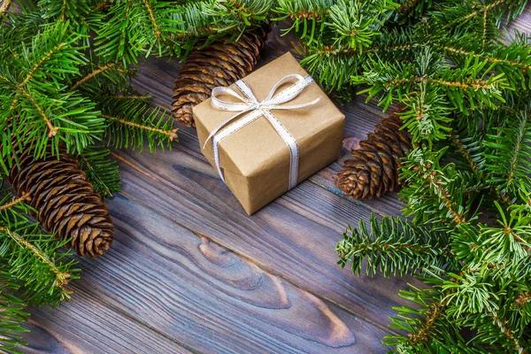 Árbol de Navidad con caja de regalo y decoraciones en el espacio de fondo de madera para letras —  Fotos de Stock