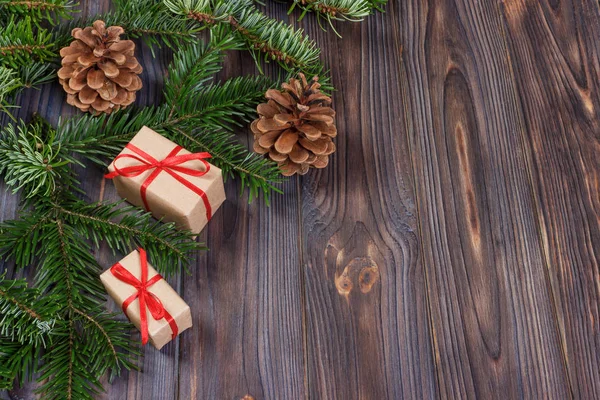Χριστουγεννιάτικα δώρα σε ξύλινα φόντο, ρετρό στυλ, με αντίγραφο χώρου — Φωτογραφία Αρχείου