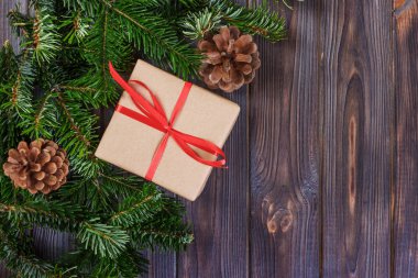 Noel dekore edilmiş hediye kutuları ve Noel ağacı dalları ile arka plan. Çam dalları ve kraft kağıt kaydırma Noel arka plan sunar. Kopya alanı