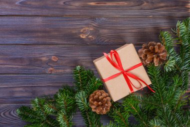 Noel kompozisyon. Noel hediyesi, örgü battaniye, çam kozalakları, çam dalları ahşap beyaz zemin üzerinde. Düz yatıyordu, en iyi görünümü