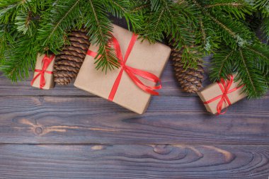 Ev yapımı Noel hediyesi ahşap yüzeyde sarılmış.