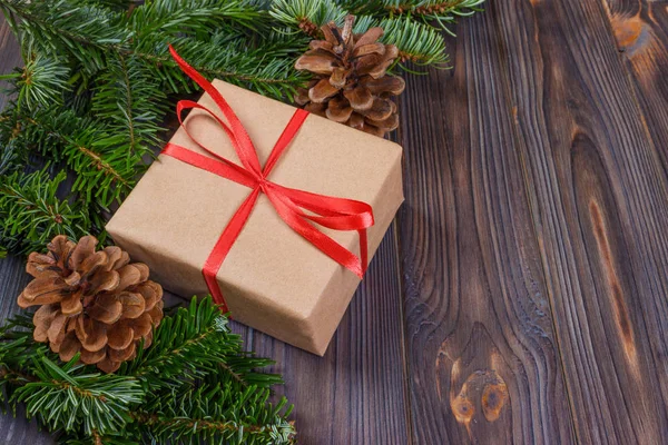 圣诞礼物在装饰盒，白木背景 — 图库照片
