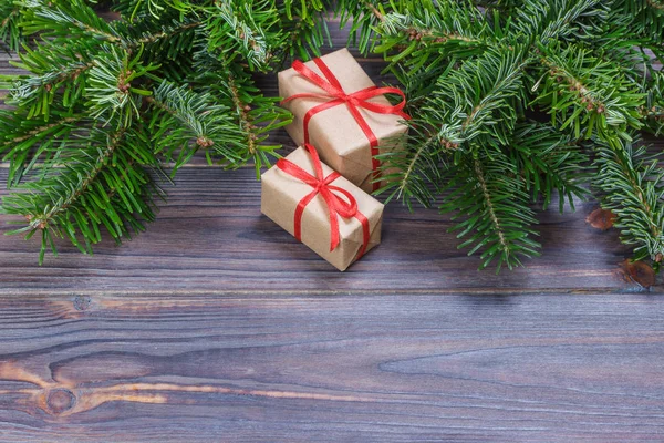 Confezione regalo di Natale. Regalo di Natale al tavolo di legno bianco. Posa piatta con spazio di copia — Foto Stock