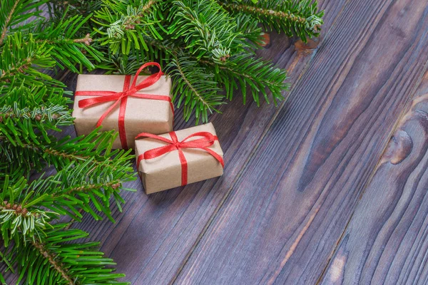 Confezione regalo di Natale. Regali di Natale in scatole rosse al tavolo di legno nero. Posa piatta con spazio di copia — Foto Stock