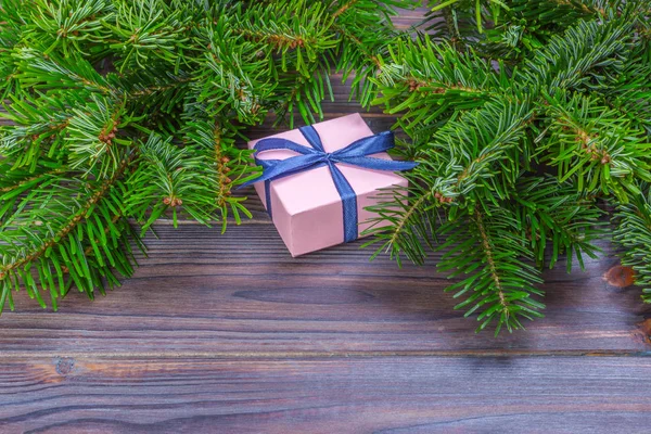 Fondo de Navidad con regalo de Navidad sobre fondo de madera con ramas de abeto. Navidad y Feliz Año Nuevo composición. Piso tendido, vista superior —  Fotos de Stock