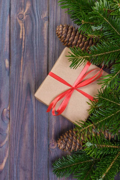 Caja de regalo de Navidad. Regalos de Navidad en cajas rojas en mesa de madera negra. Piso con espacio de copia —  Fotos de Stock