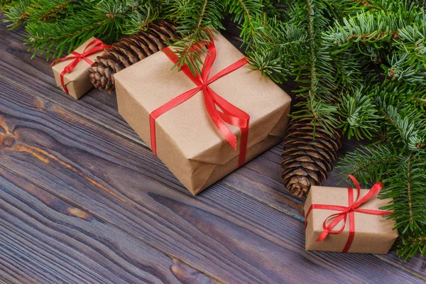 Boże Narodzenie pudełko. Prezenty świąteczne w czerwone pola o czarny drewniany stół. Z płaskim leżał z miejsca kopii — Zdjęcie stockowe